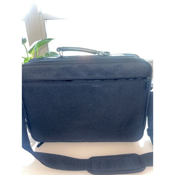 Sale!! Y2k Targus Laptop / Messenger Bag
16”x 12” x 4 aprox sale!! - Picture 11 of 17